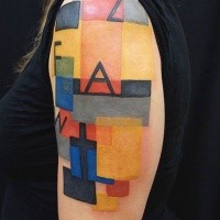 Farbiges Schulter Tattoo von geometrischen Figuren mit Buchstaben