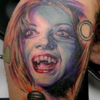 colorato ragazza vampira tatuaggio su coscia