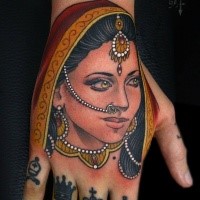 Detailiert farbiger Hand Tattoo der Indischen Frau