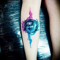 Farbiges Yin Yang spezielles asiatisches Symbol Tattoo am Bein mit Farbetropfen im Aquarell Stil