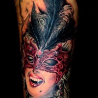 colorato bella vampira in maschera con piuma tatuaggio