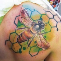 Tatuaje en el hombro, avispa con panal de varios colores
