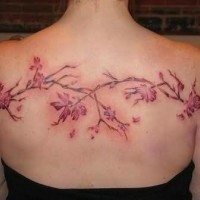 Tatuaje  de ramitas elegante con flores de color rosa en la espalda
