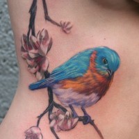 Tatuaggio realistico sul fianco l'uccello sul ramo