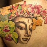 Bunter Buddha und Blumen Tattoo am Rücken