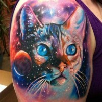 Tatuaggio colorato sul deltoide il gatto nel universo by Carlos Ransom
