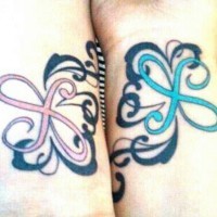 simboli colorati celtico d'amicizia tatuaggio su pilsi
