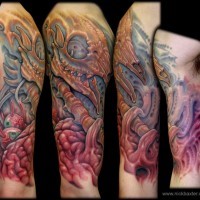 Bunter gruseliger Alien Tierschädel Tattoo an der Schulter