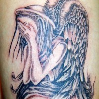 Tatuaje de ángel que cierra los ojos con las manos