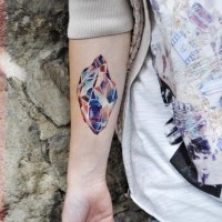 Tatuaje en el antebrazo, cristal precioso multicolor