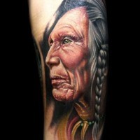 Buntes detailliertes Porträt eines alten Indianers Tattoo von Khan