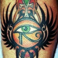 Tatuaje colorido de símbolos de poder egipcios.