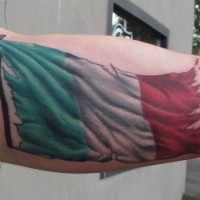 Tatuaje en el brazo,
bandera de italia flota al viento