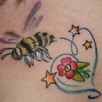 Tatuaje  de abeja, estrellas, flor pequeño
