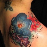 fiori colorati tatuaggio sulla spalla