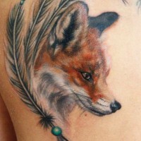 Tatuaje  de zorro realista y plumas en el hombro