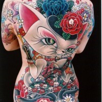 Bunte glamouröse Katze Tattoo am ganzen Rücken