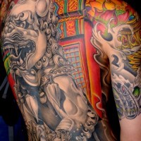 Tatuaje en la espalda completa, león chino gris y exterior multicolor de casa