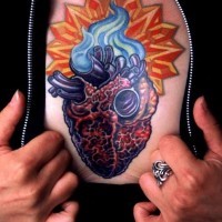 Tatuaje en el pecho, corazón, fuego