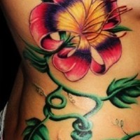 colorato fiore ibisco tatuaggio su costolette