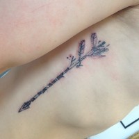 Tatuaje en el antebrazo, flecha vieja en mal estado