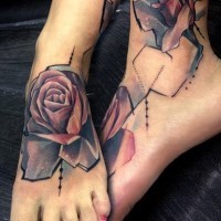 Tatuajes en los pies, rosas estilizadas de varios colores