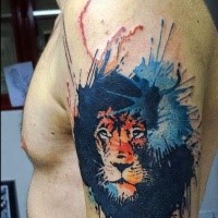 Tatuagem de cabeça de leão colorida na zona dos ombros em estilo aquarela