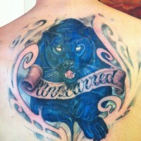 Tatuaje en la espalda en color de una bonita pantera.