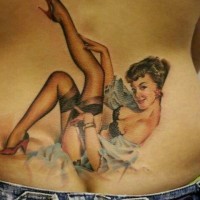 Buntes schönes Pin Up Mädchen Tattoo am Rücken