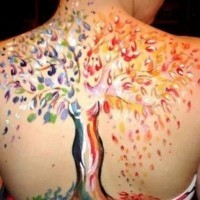 Tatuaje en toda la espalda de un árbol bonito coloreado.