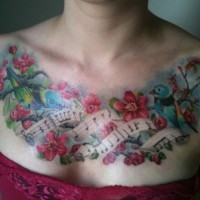 Tatuaje en el pecho, aves en ramitas y notas musicales, diseño pintoresco