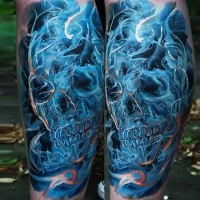 Buntes mystisch aussehendes Bein Tattoo mit Rauch wie Schädel