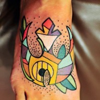 Tatuaje en el pie,
emblema de la alianza Rebelde maravillora con ornamento interesante multicolor