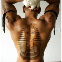 Máscara en la espalda para hombre de un faraón colorido.