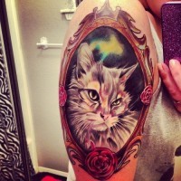 Tatuaje en el brazo, retrato de gato realista en el marco