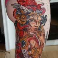 Tatuaje en el muslo, mujer hermosa con cosas diferentes