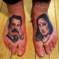 Tatuaje de retatos de hombre y mujer en los pies