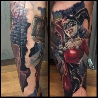 Buntes realistisch aussehendes Bein Tattoo mit bösem Joker Frau
