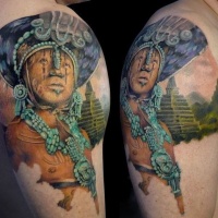 colorato persone aztechi sacrificatore tatuaggio sulla spalla