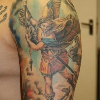 Buntes heiliges Tattoo mit Engel Michael an der Schulter