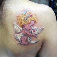 Tatuaje en el hombro,
ángel linda con paloma de paz