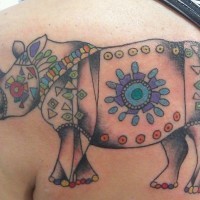 bello stilizzato colorato rinoceronte tatuaggio disegno su spalla
