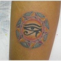 Tatuaje coloreado de estilo egipcio.