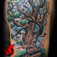 Tatuaje de árbol fuerte y inscripción en el brazo