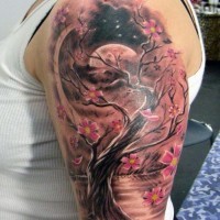 Tatuaje en el brazo, árbol con flores rosas, la noche oscura
