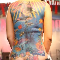 Tatuaje en la espalda completa, mundo subacuático pintoresco con peces diferentes