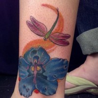 colorato e blu fiore e libellule tatuaggio sulla gamba