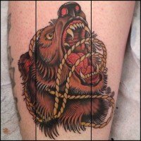 colorato orso aggressivo con catena tatuaggio