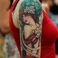 Farbtattoo von schöner Frau am Arm