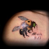 Tatuaggio bellissimo l'ape colorata